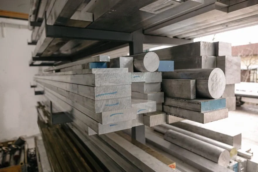 Aluminijumski flahovi različitih širina i debljina